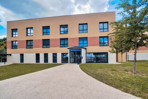 Zenitude Hôtel - Résidences Magny les Hameaux, Front of property