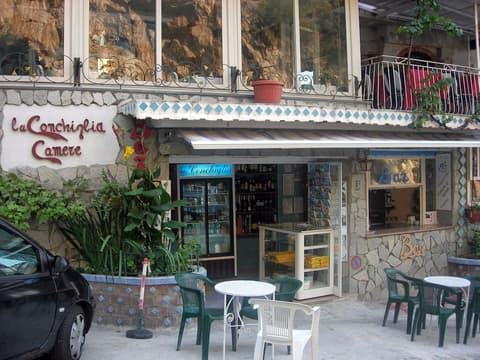 La Conchiglia, Front of property