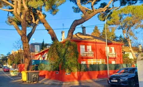 C&H Aravaca Garden, Front of property