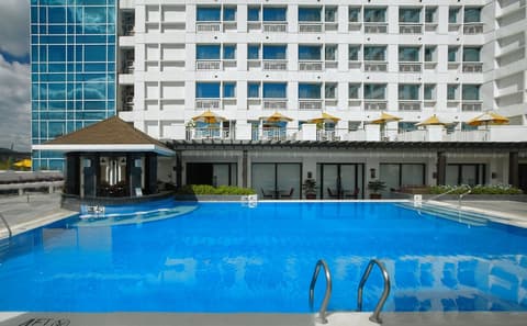 Quest Hotel & Conference Center, Pool