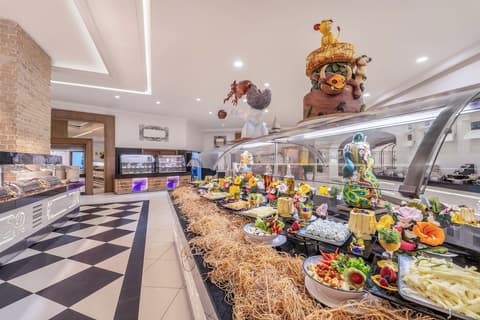 Delphin Imperial, Restaurant