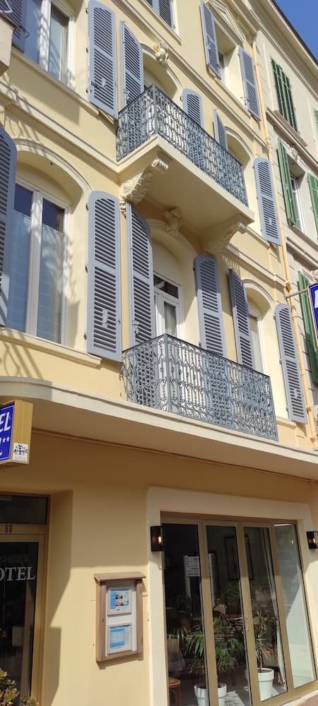 Nouvel Hôtel, Front of property