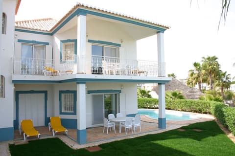 Encosta do Lago, Room