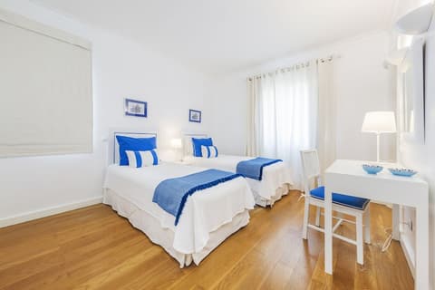 Encosta do Lago, Room