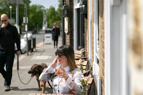 The Rose & Crown Wimbledon, Exterior