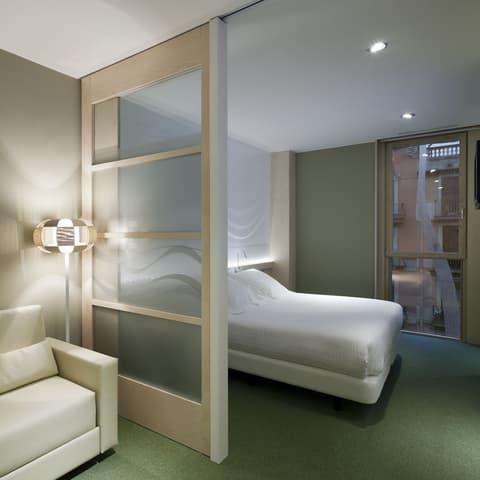Ako Suite, Room