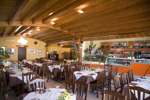 Sunset Beach, Restaurant