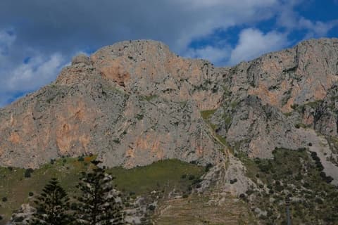 Kunesias, Property grounds