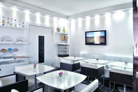 Hotel Exclusive, Reception