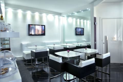 Hotel Exclusive, Reception