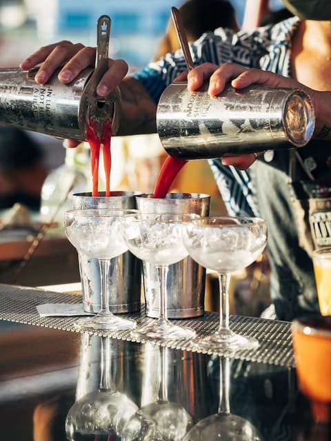 Three House Hotel, Poolside bar