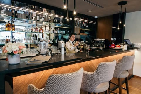 Central Point Hotel, Bar (on property)