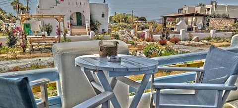 Annio Studios, Balcony