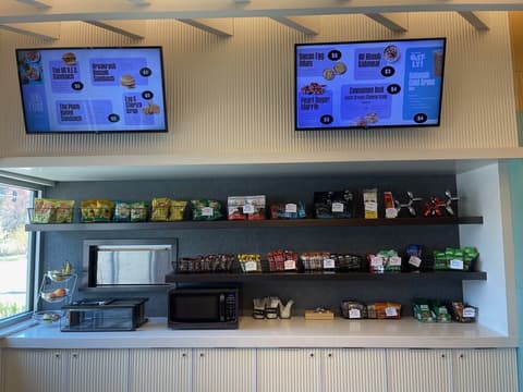 Aloft Omaha Aksarben Village, Breakfast area