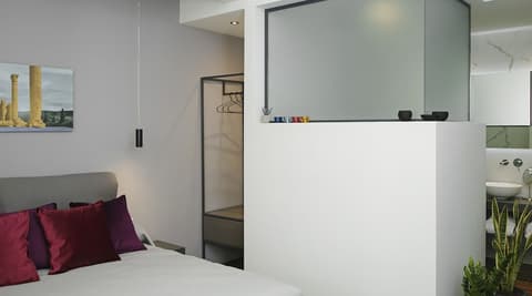 The Gem Society Hotel, Room