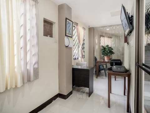 Super OYO 604 Chateau Cinco Dormitel - Hostel, Reception