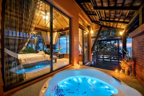 Nirvana  Beach Resort, Private spa tub