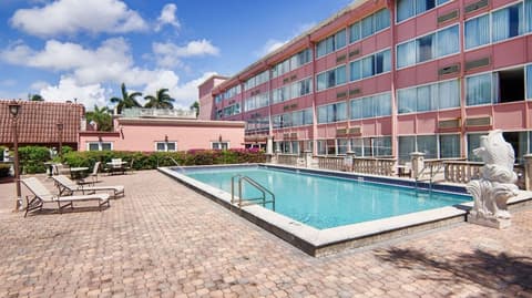 Miami Gardens Inn & Suites, Outdoor pool