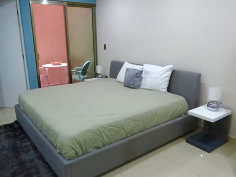 Palmarena Rooms and Residences - Long Stay Comfort with Parking, Sauna, Gym and Pool (Steps from 5th Avenue), Room