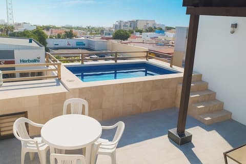 Palmarena Rooms and Residences - Long Stay Comfort with Parking, Sauna, Gym and Pool (Steps from 5th Avenue), Room