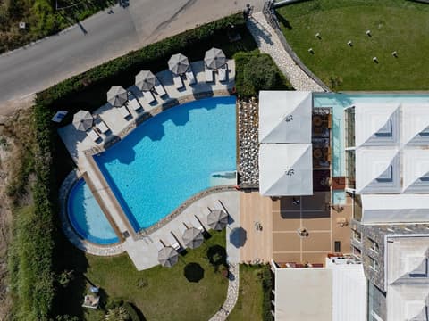 Restia, Outdoor pool