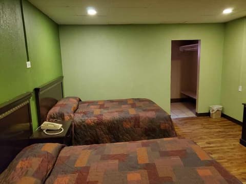Trailway Motel, Room