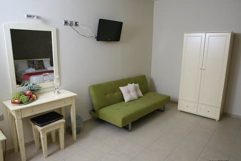 Michaelangelo, Living area