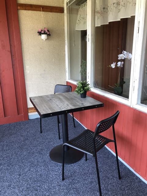 Saxvikens vandrarhem, Balcony