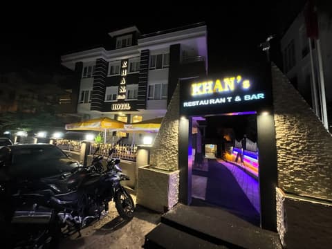 Khan's Hotel, Front of property