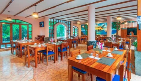 Grand Hotel Leon Marino Galapagos, Dining
