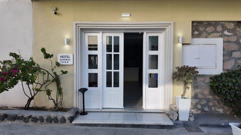 Hotel Santorini, Property entrance