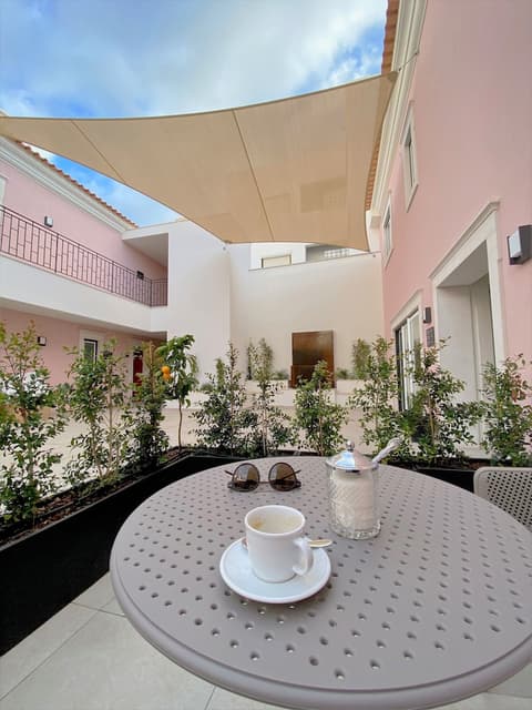 Cardeal Suites & Apartments, Terrace/patio