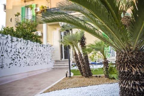 Room in B&B - Triple Room in B&b - a Stone's Throw From the sea, Garden