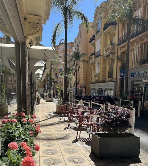 Azur Hotel, Exterior