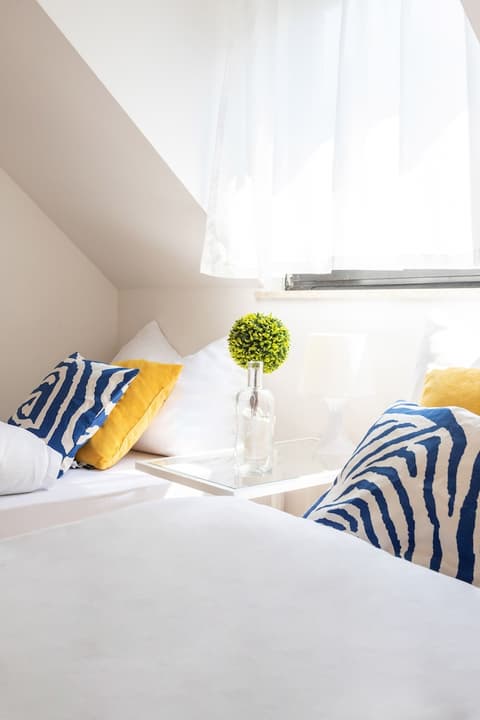 Newly Refurbished Studio Near City Center, Room