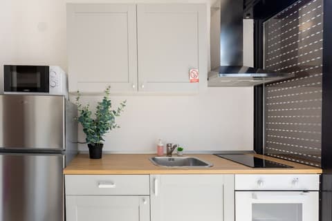 Newly Refurbished Studio Near City Center, Private kitchen