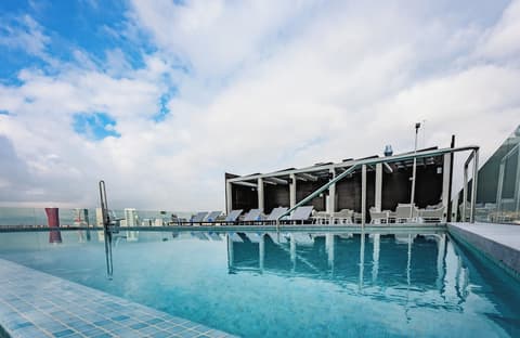 Leonardo Royal Hotel Barcelona Fira, Indoor/outdoor pool