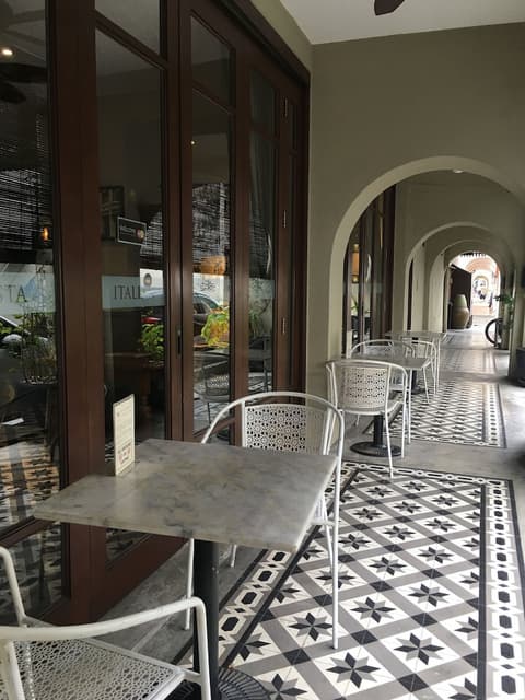 Campbell House, Exterior