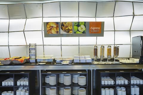 Holiday Inn Express Lisbon - Alfragide by IHG, Breakfast meal