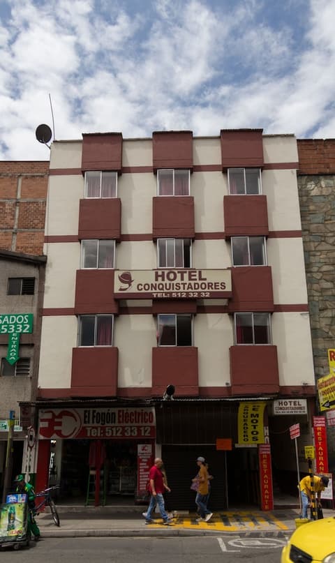 Hotel Conquistadores, Front of property