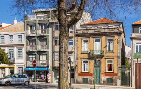Pedra Ibérica, Front of property