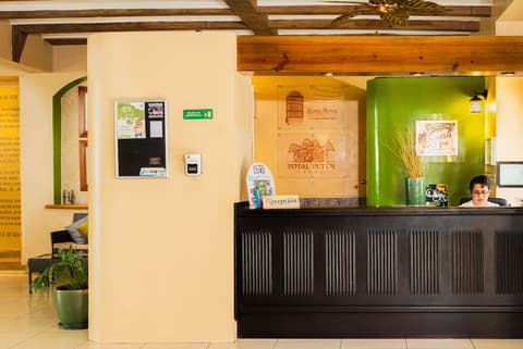 Hotel Petén, Reception