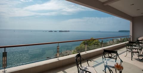 Royal Princess Hotel, Lobby sitting area