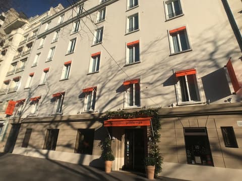 Hôtel du Printemps, Front of property