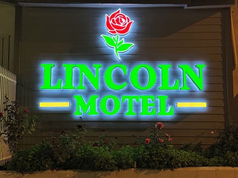 Lincoln Motel, Front of property - evening/night