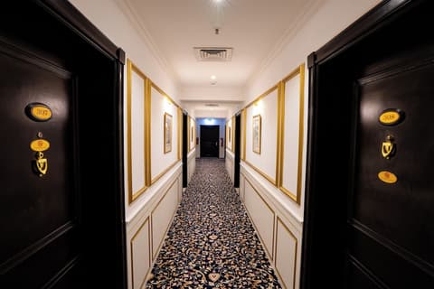 Luxe Avenue Hotel, Interior entrance