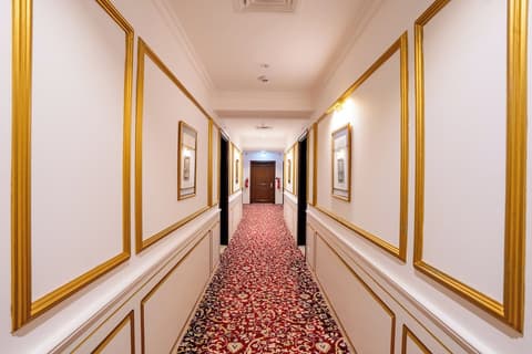 Luxe Avenue Hotel, Interior entrance