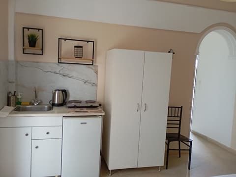 Elena's Garden, Room