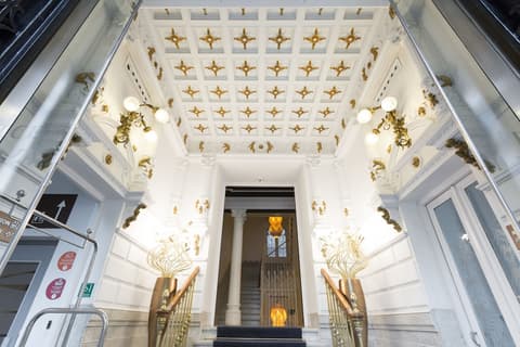 Petit Palace Lealtad Plaza, Interior entrance