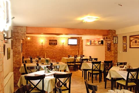 Belleville, Bar (on property)